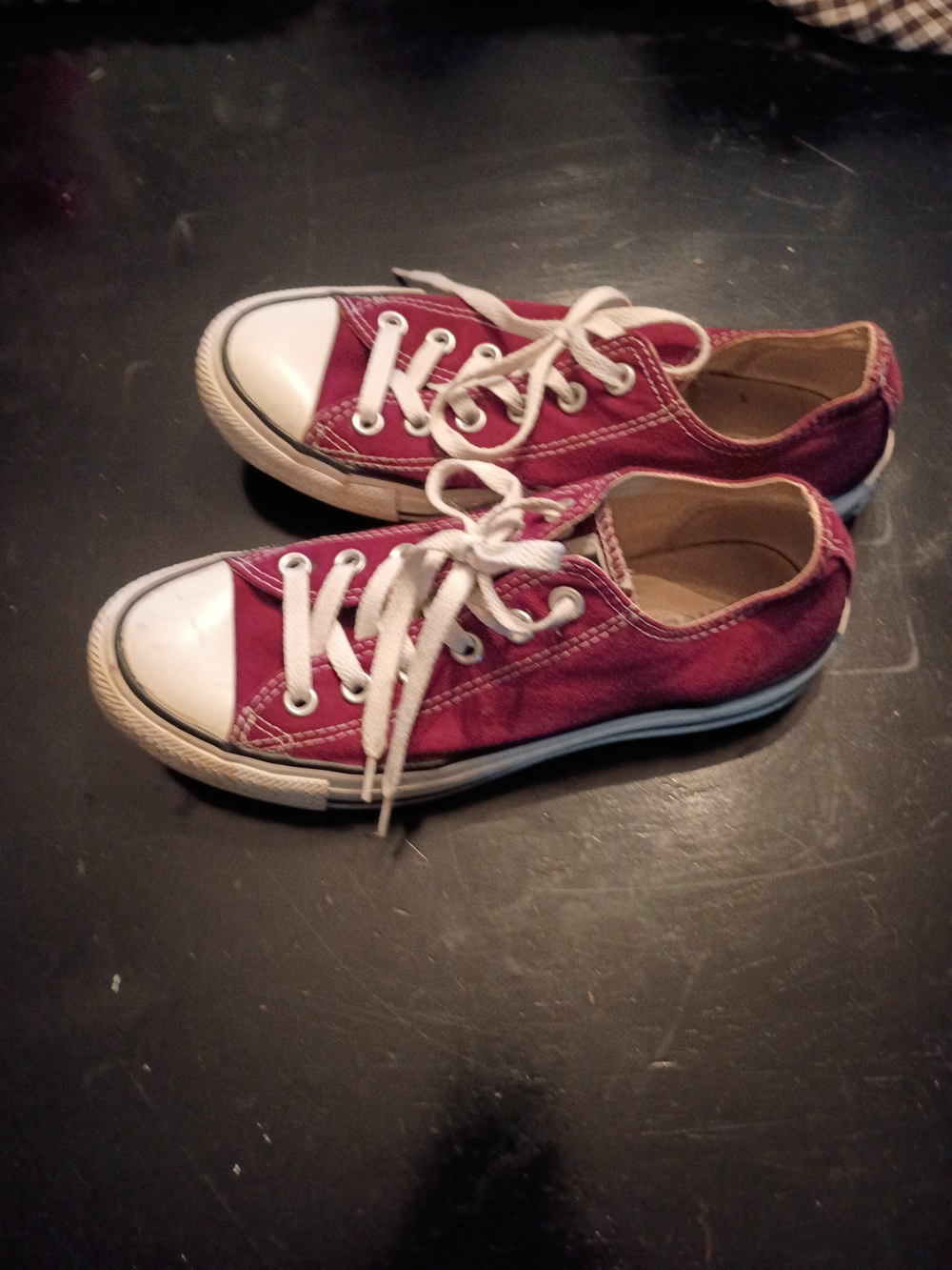 Converse Low Top Sneakers in Burgundy and White